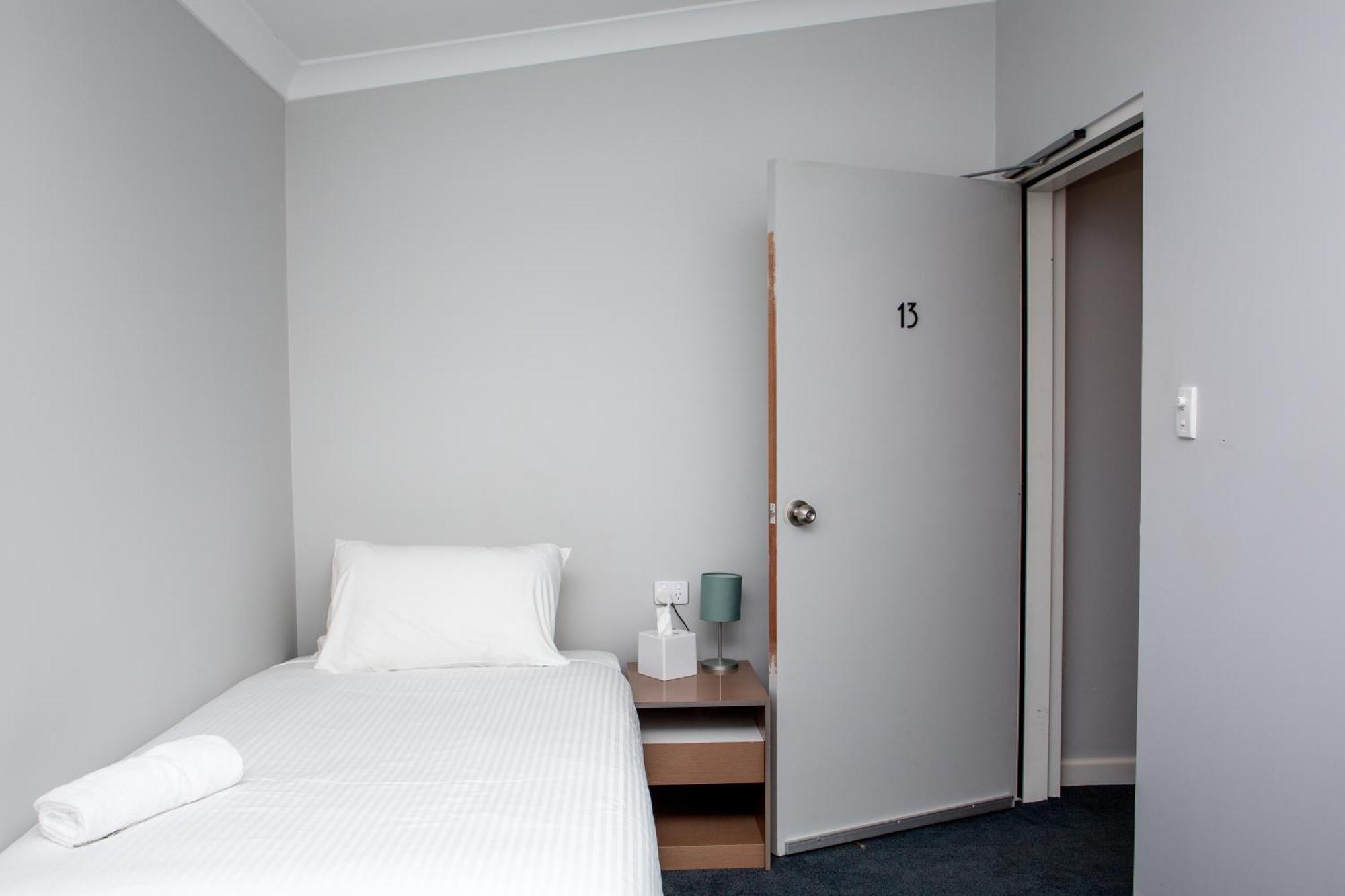 Five Island Hotel Cringila Room photo