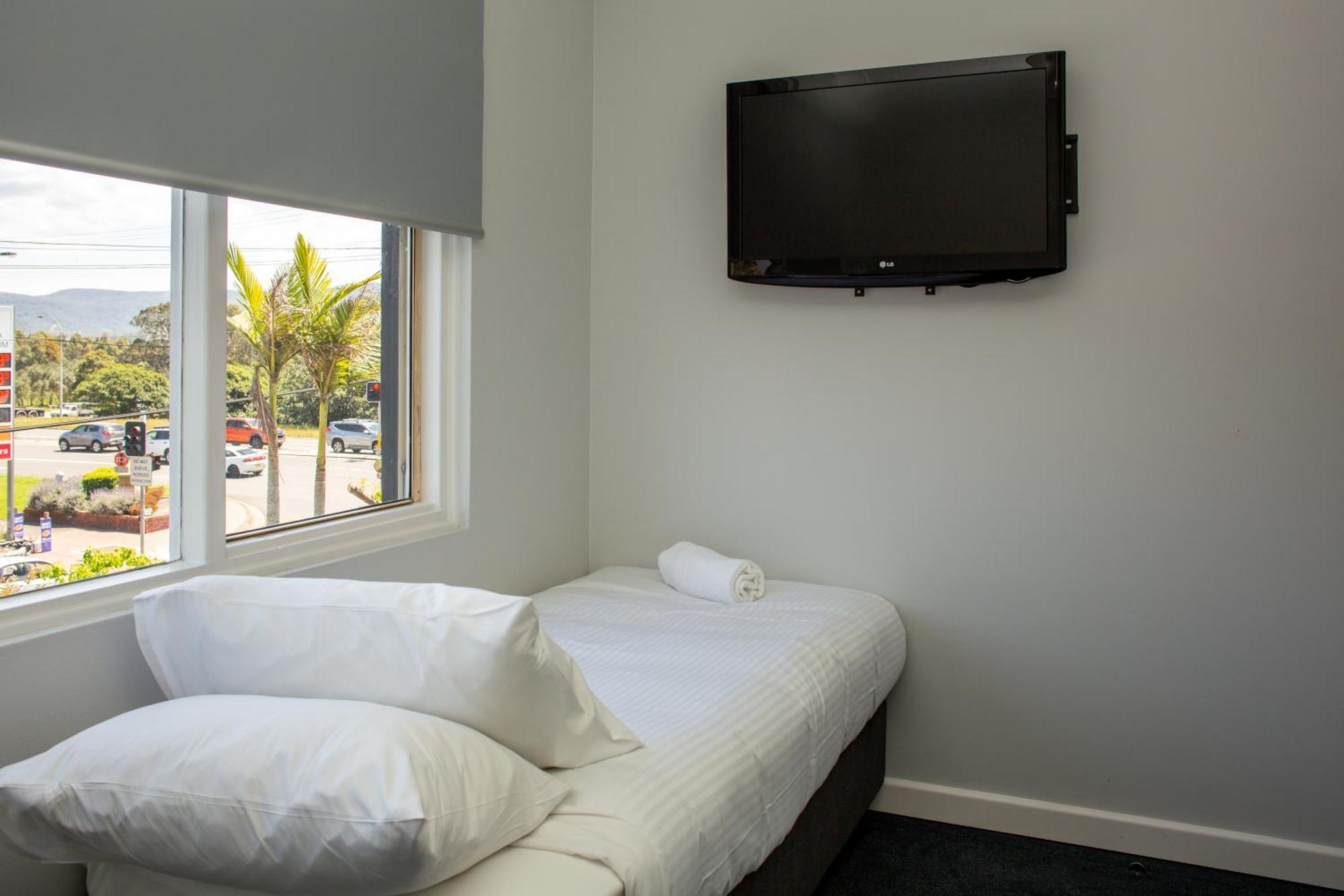 Five Island Hotel Cringila Room photo